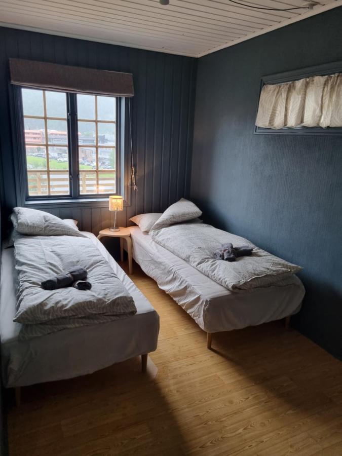 Stor Leilighet Med 4 Senger Sentralt I Forde Buitenkant foto