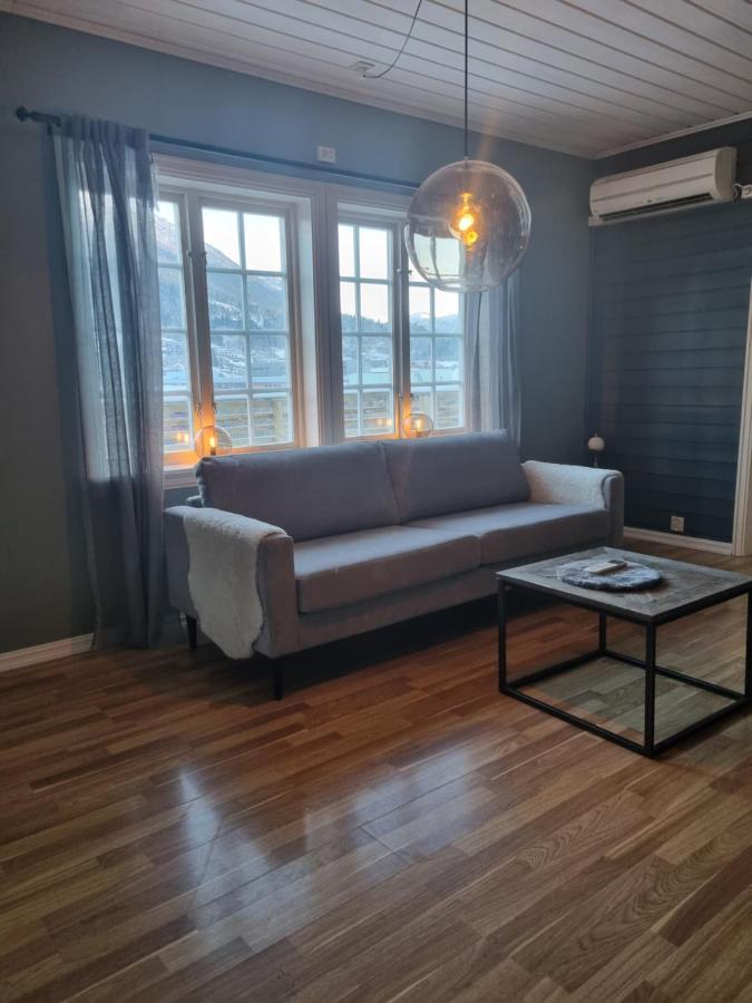 Stor Leilighet Med 4 Senger Sentralt I Forde Buitenkant foto